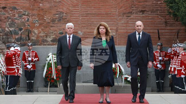 President Iotova, PM Radev Lay Flowers at Monument to Unknown Soldier in Memory of Those Who Died Fighting Nazism