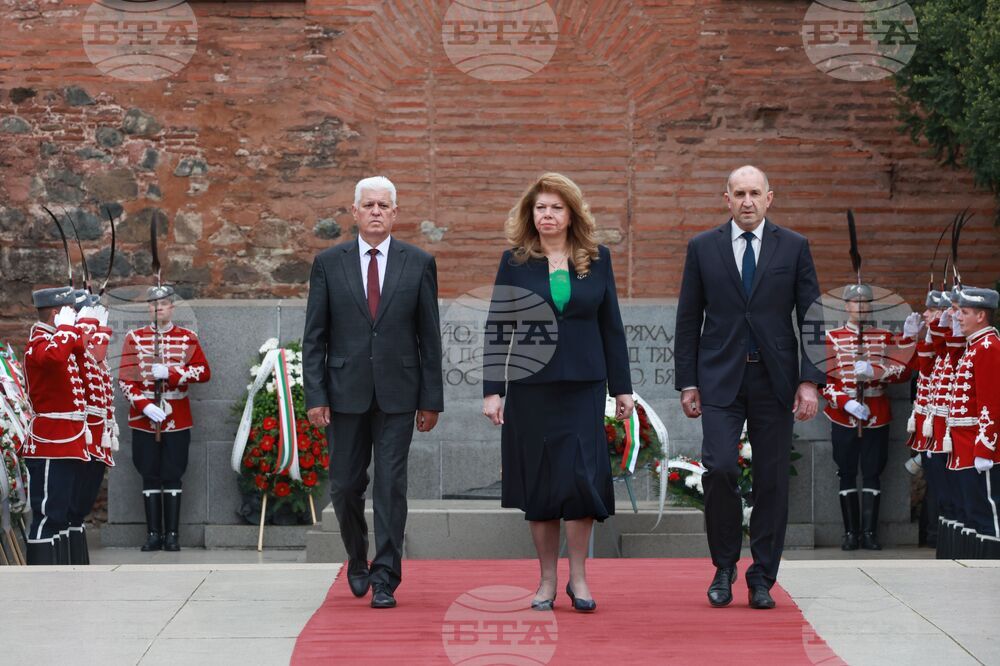 President Iotova, PM Radev Lay Flowers at Monument to Unknown Soldier in Memory of Those Who Died Fighting Nazism