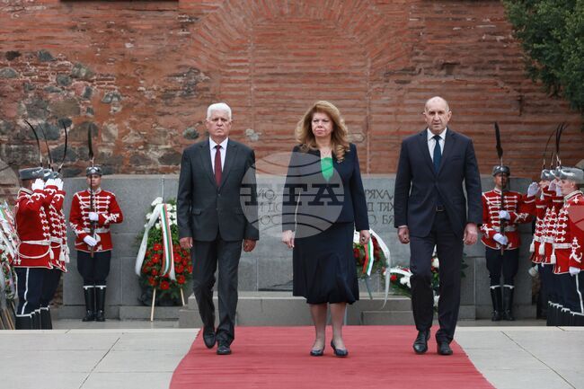 President Iotova, PM Radev Lay Flowers at Monument to Unknown Soldier in Memory of Those Who Died Fighting Nazism