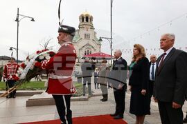 Паметник на Незнайния войн - церемония по поднасяне на венци и цветя