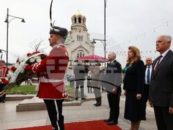 Паметник на Незнайния войн - церемония по поднасяне на венци и цветя