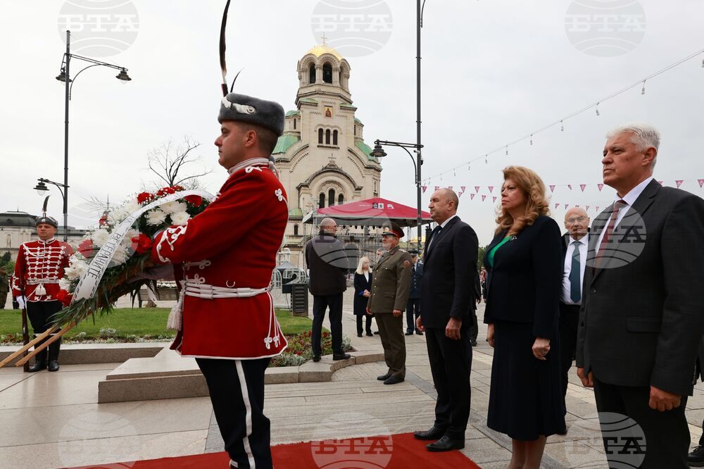 Паметник на Незнайния войн - церемония по поднасяне на венци и цветя