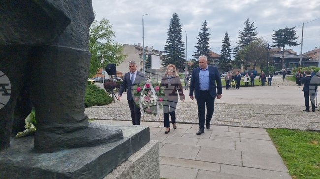 С полагане на венци и цветя пред паметника на загиналите във войната добруджанци Добрич отбеляза 9 май