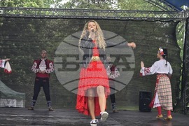 Плевен - фермерски пазар - концерт на Деси Добрева