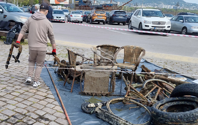 Водолази изчистиха морското дъно в района на Морската гара във Варна