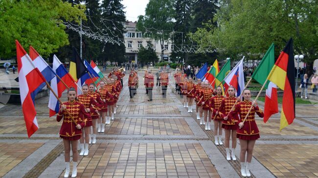 В Троян отбелязаха Деня на Европа с шествие на знамената на 27-те държави членки на Европейския съюз и концерт