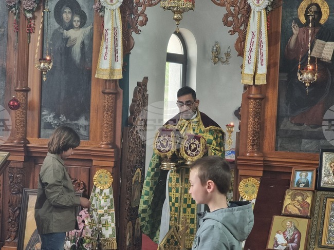 За покаянието, изповедта и Божията милост говори отец Петър в храма „Св. Климент Охридски" в Добрич