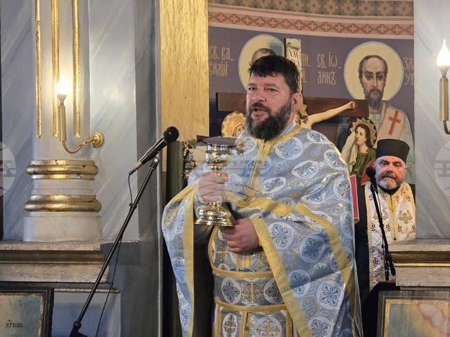 Където и да произнесем молитва, Бог ще чуе гласа ни, ако излиза от чисто сърце, каза отец Милен в плевенския храм "Света Параскева"