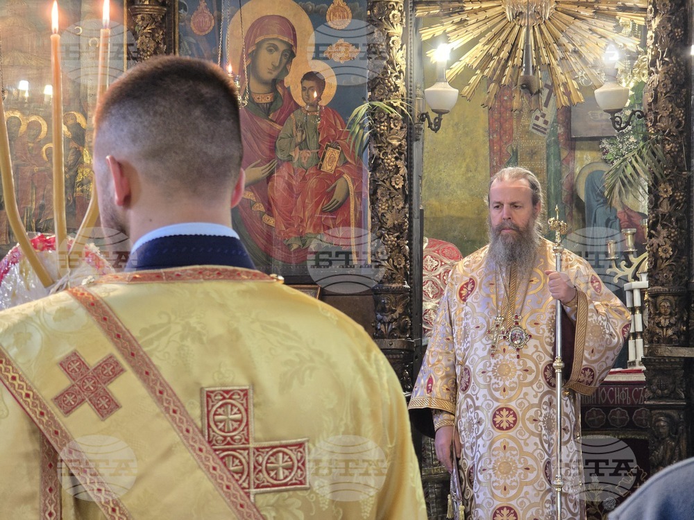 Благоевград - храм „Въведение Богородично“ - литургия