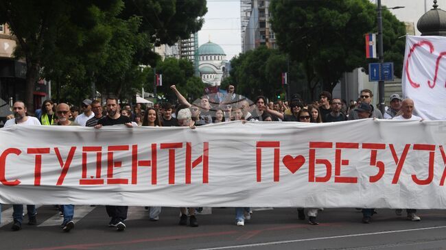 Студенти се събират на протест в Белград заради инциденти пред Правния факултет по-рано през деня 