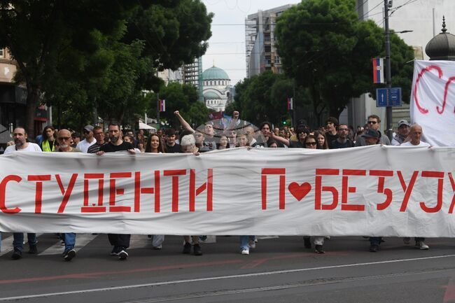 Студенти се събират на протест в Белград заради инциденти пред Правния факултет по-рано през деня 