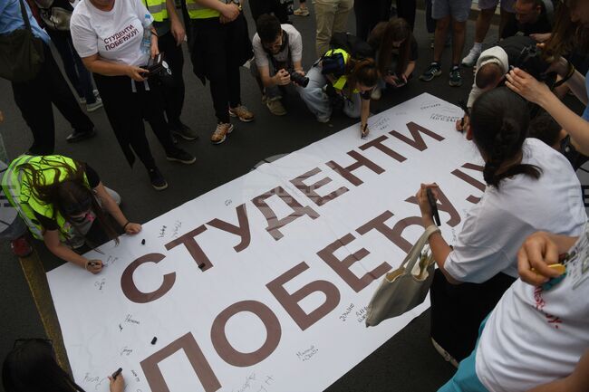 Сръбските студенти готвят изненади за първия голям антиправителствен протест за годината; жители и туристи ще ходят пеш в Белград утре