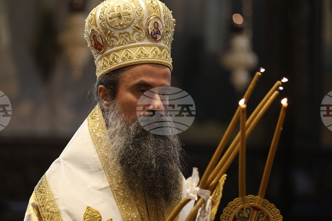 В основата на успешното лечение е човещината, вярата и безрезервната грижа, каза патриарх Даниил по повод Деня на сестринството