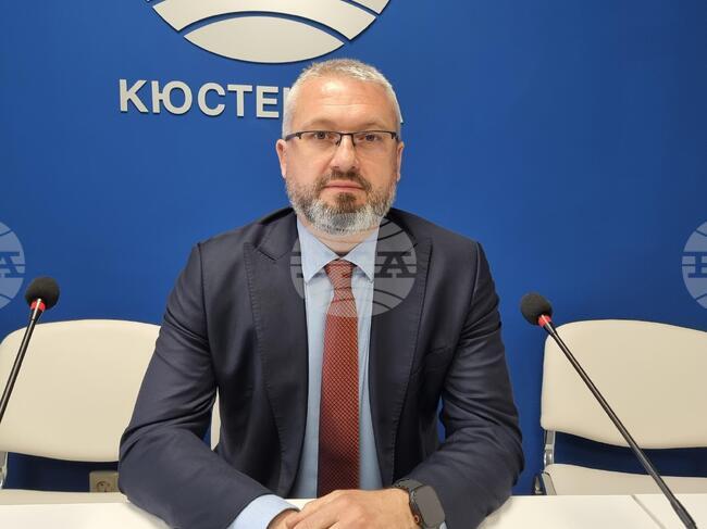 Необходима е по-широка информираност на обществото по темата за приемната грижа, каза областният управител на Кюстендил Кристиян Иванчов