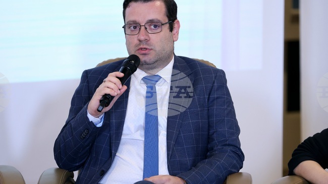 Сред учениците се забелязва сериозен отлив от четенето, каза зам.-директорът на 203. ПЕГ Константин Поборников