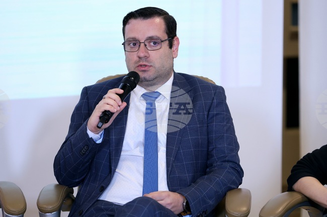 Сред учениците се забелязва сериозен отлив от четенето, каза зам.-директорът на 203. ПЕГ Константин Поборников