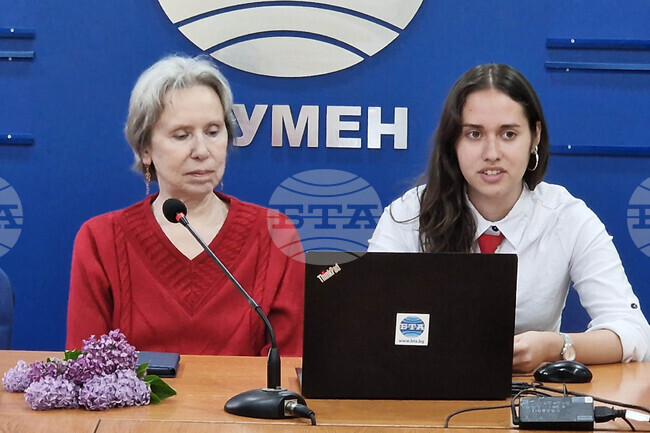 Аз съм тук само като посредник и ще очаквам с нетърпение гласовете на нашите учители и ученици, каза в Шумен проф. Теменуга Тенева