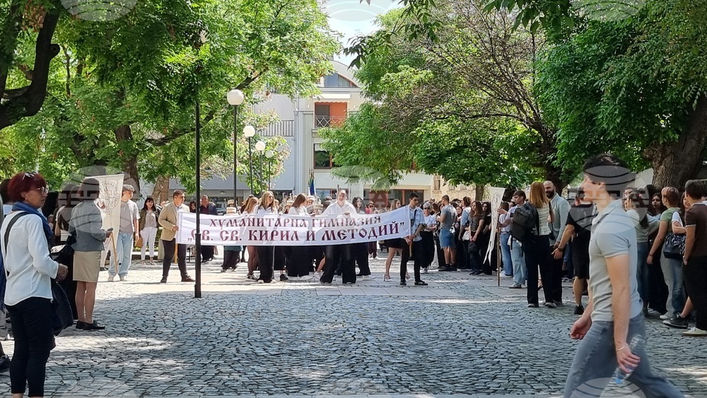 Пловдив - 11 май - Хуманитарна гимназия „Св.св. Кирил и Методий“ - шествие