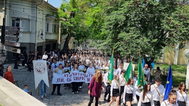 С ученическо шествие Пловдив почете делото на създателите на българската писменост светите братя Кирил и Методий