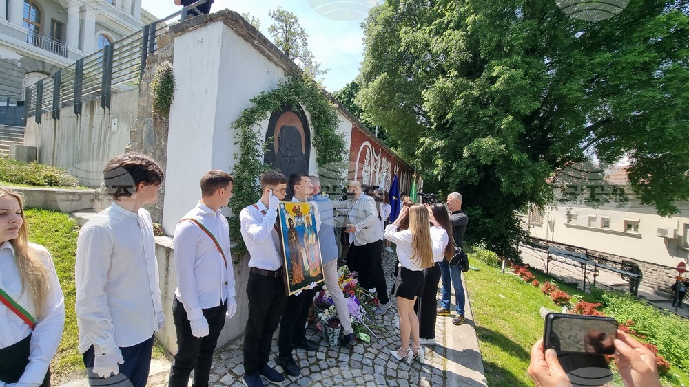 Пловдив - 11 май - Хуманитарна гимназия „Св.св. Кирил и Методий“ - шествие