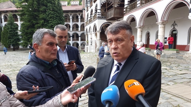 МОН ще продължи с усилията си за достойно заплащане на преподавателския труд, каза министър Георги Вълчев
