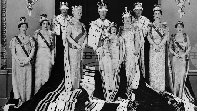 На 12 май 1937 г. Джордж Шести и Елизабет Боуз-Лайън са коронясани за крал и кралица на Обединеното кралство