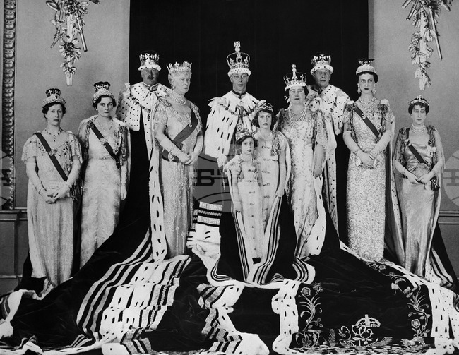 На 12 май 1937 г. Джордж Шести и Елизабет Боуз-Лайън са коронясани за крал и кралица на Обединеното кралство