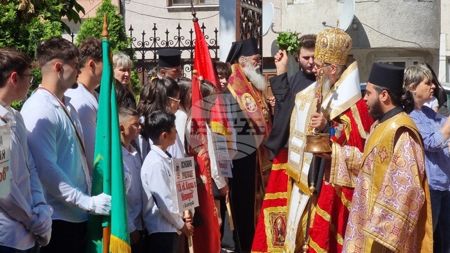 Доростолският митрополит Яков благослови знамената на 14 училища в Силистра