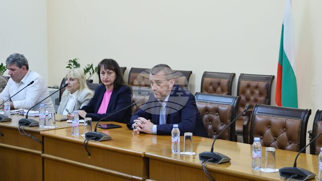 Министър Георги Пеев изиска доклади за безопасността в железопътния транспорт след инцидента край Горна Оряховица