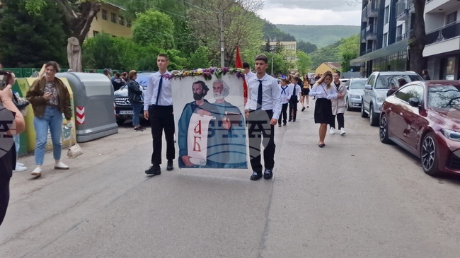 Със заря-проверка и факелно шествие за пета година училище „Св. св. Кирил и Методий“ в Перник отбеляза патронния си празник