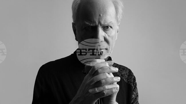  Цигуларят Гидон Кремер излиза на сцената на зала „България" заедно със Софийската филхармония и маестро Найден Тодоров