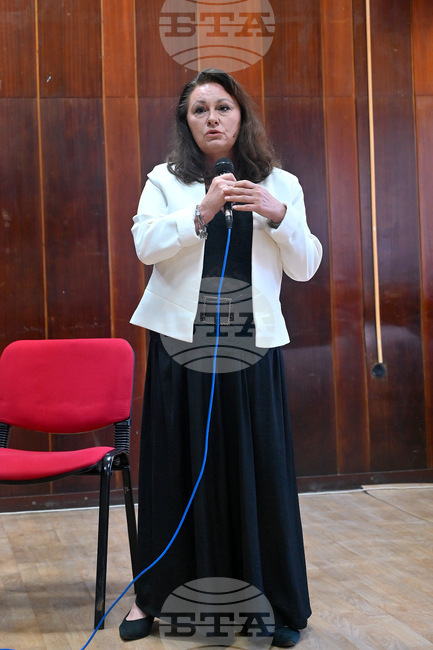 Писателката Мария Лалева представи в Лом своите романи, с акцент върху най-новия – „Пътища от огън“