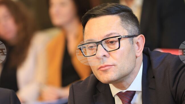 Във връзка с поскъпването на горивата се разработва пакет от 15 мерки, които ще бъдат активирани спрямо ценови диапазон, каза Александър Пулев