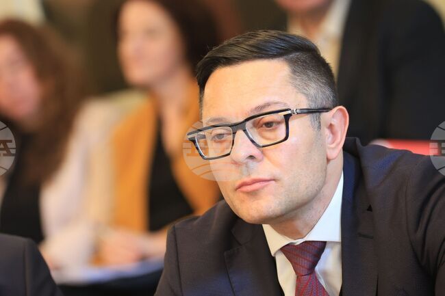 Във връзка с поскъпването на горивата се разработва пакет от 15 мерки, които ще бъдат активирани спрямо ценови диапазон, каза Александър Пулев