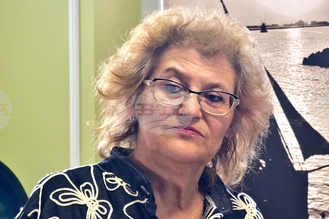 Ако искате да живеете до сто години, пишете красиво на ръка, призовава писателката и калиграф Диана Фъртунова 