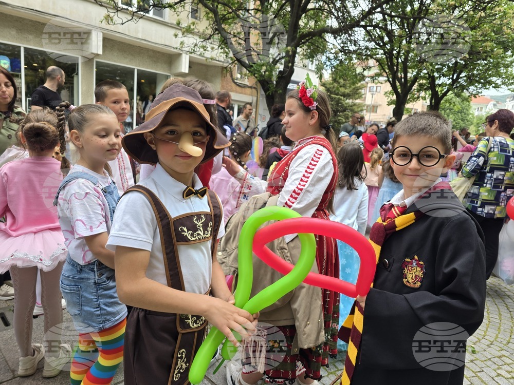 Карнавално шествие с приказни герои се проведе в Сливен 