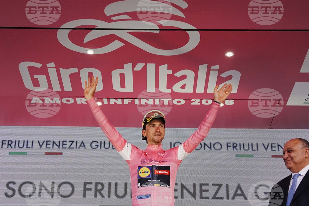 CORRECTION Italy Giro d'Italia Cycling