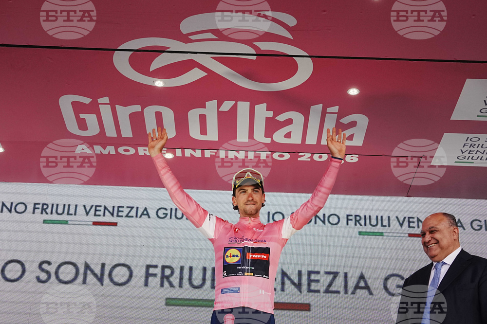 CORRECTION Italy Giro d'Italia Cycling