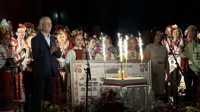 Ансамбъл за народни песни и танци „Искра“, който отбеляза 60-ата си годишнина, ще представи Казанлък на Празника на розата в Париж