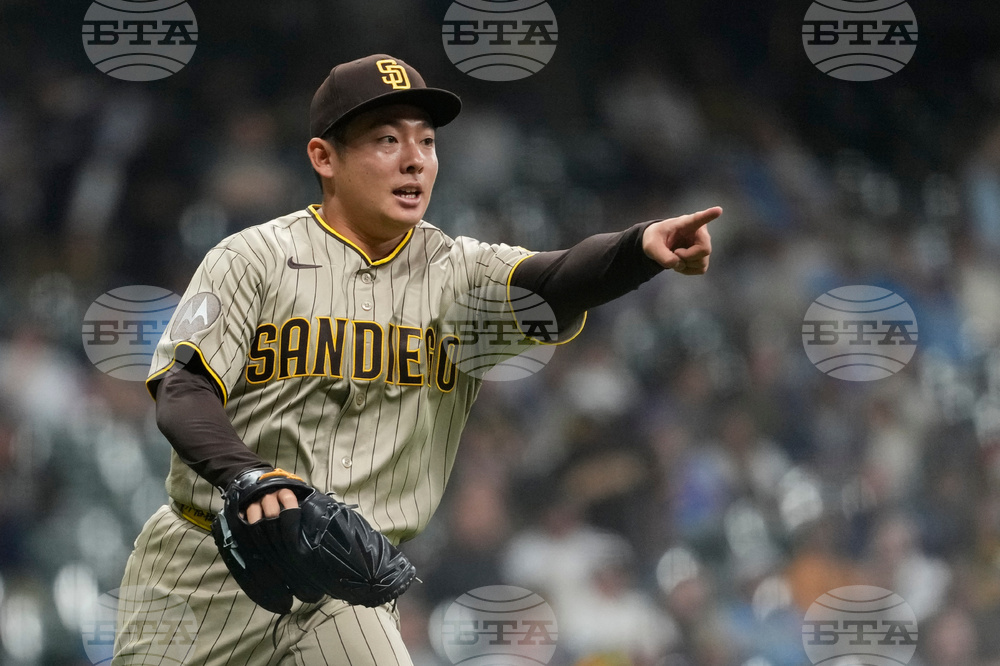 Padres Brewers Baseball