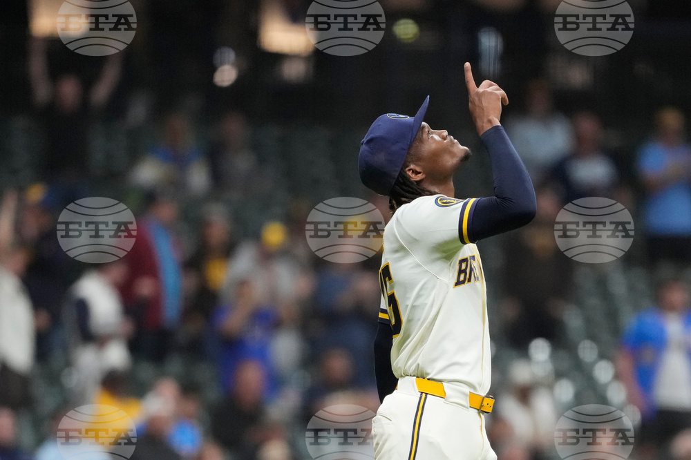Padres Brewers Baseball