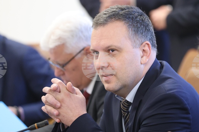 Прокурорската колегия на ВСС образува дисциплинарно производство срещу Емилия Русинова, а срещу Сарафов - не, каза министър Найденов 