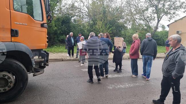 Жители на села в община Бобов дол затвориха тази сутрин път в знак на протест срещу замърсяването на въздуха от ТЕЦ "Бобов дол"