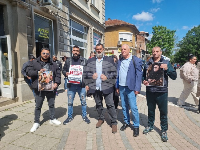 Граждани на Лом протестираха пред общината и поискаха оставката на кмета Цветан Петров