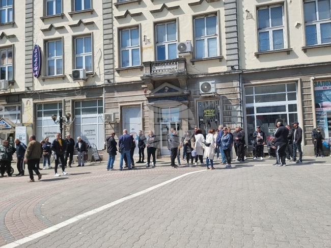 Lom Residents Demand Mayor's Resignation after Vote-Buying Charges