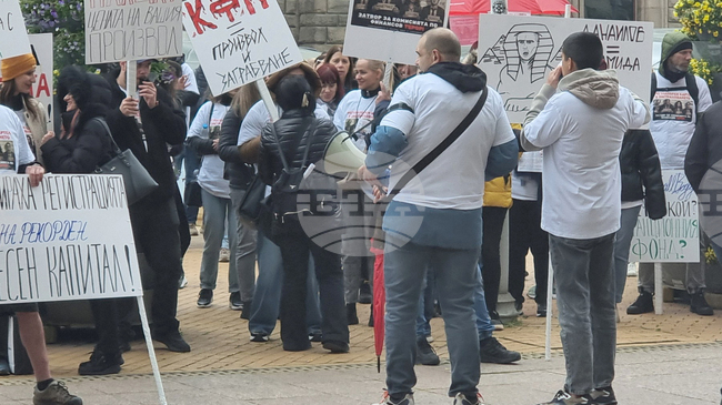 Protesters Demand Resignation of Financial Supervision Commission 