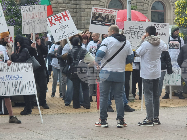 Protesters Demand Resignation of Financial Supervision Commission 