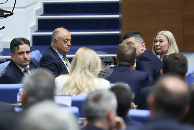 Депутатите не гласуваха създаването на временна комисия за Петьо Петров и Мартин Божанов заради изчерпване на времето