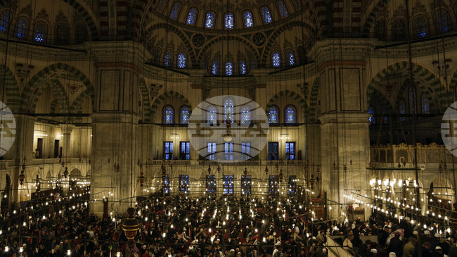 Необичаен протест срещу затварянето на джамията Ал Акса от страна на Израел се е провел в джамията „Фатих“ в Истанбул