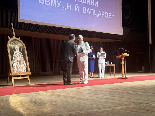 Кметът на Шумен беше отличен на официалната церемония за 145 години ВВМУ „Н. Й. Вапцаров“